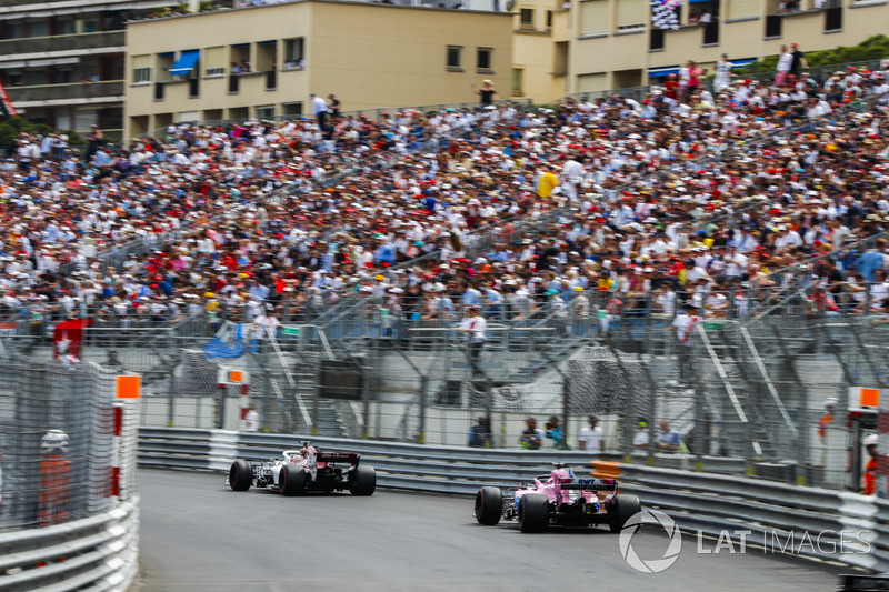 Charles Leclerc, Sauber C37, delante de Sergio Perez, Force India VJM11
