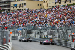 Шарль Леклер, Alfa Romeo Sauber C37, и Серхио Перес, Sahara Force India F1 VJM11