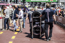 Force India F1 mechanic and Pirelli tyres