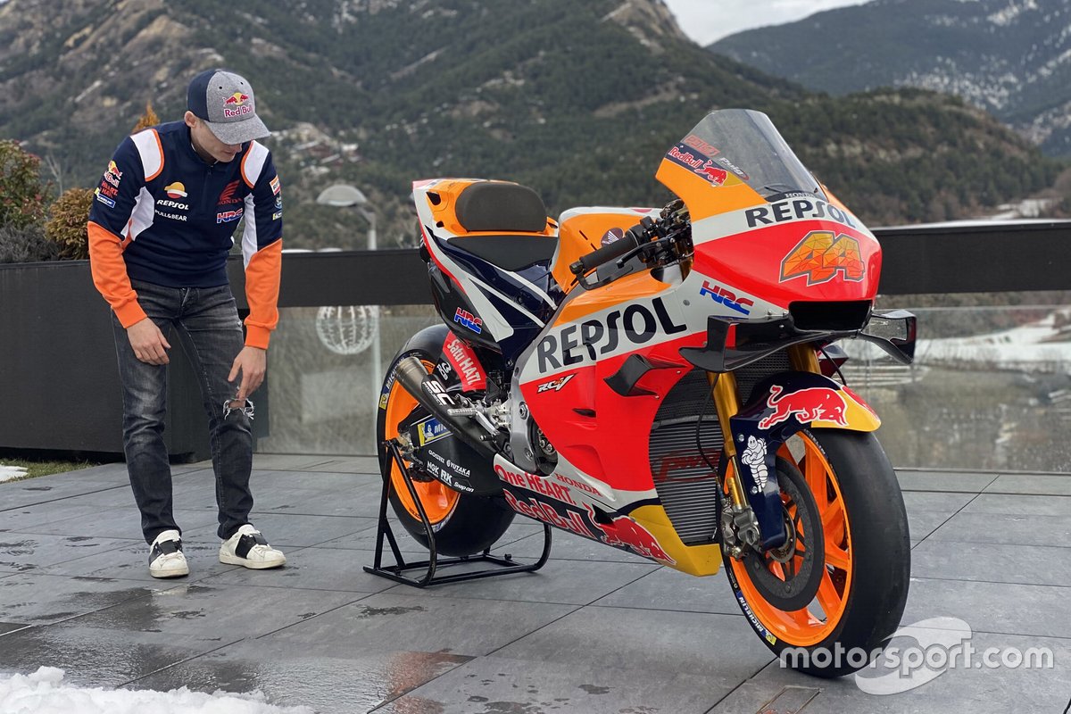 Pembalap anyar Tim Repsol Honda, Pol Espargaro, tengah memperhatikan motor RC213V yang akan ditungganginya pada MotoGP 2021.