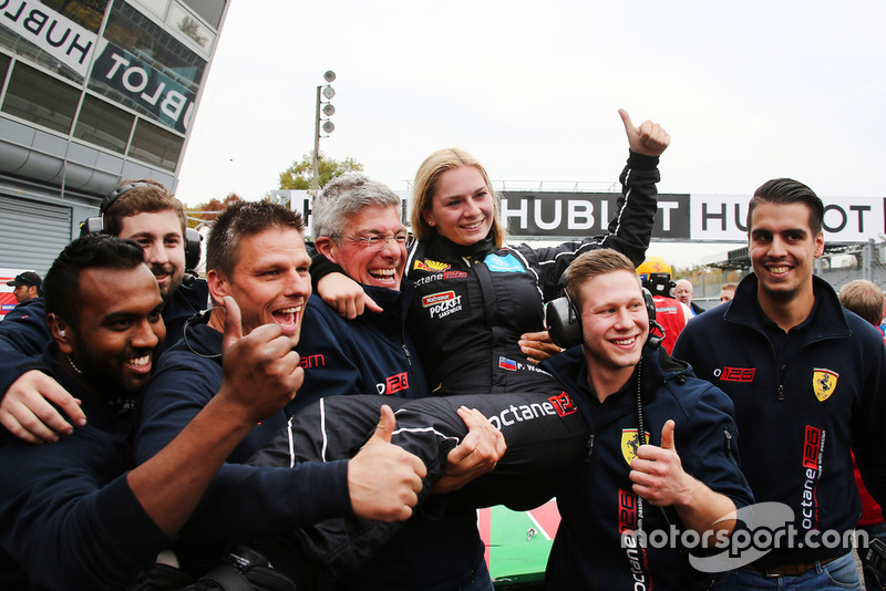 Fabienne Wohlwend, Octane 126, fête sa victoire au Trofeo Pirelli AM