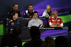 Pressekonferenz (Letzte Reieh (L nach R)): Cyril Abiteboul, Renault Sport F1 Managing Direktor; Eric