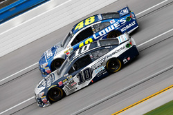 Danica Patrick, Stewart-Haas Racing Chevrolet, und Jimmie Johnson, Hendrick Motorsports Chevrolet