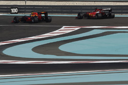 Kimi Räikkönen, Ferrari; Daniel Ricciardo, Red Bull Racing, testen Pirelli-Reifen für 2017