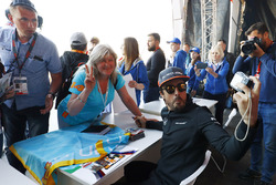 Fernando Alonso, McLaren, toma una fotografía para un fan
