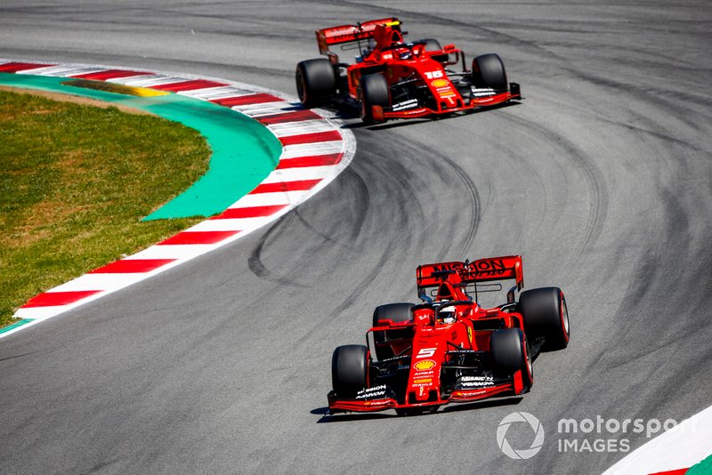 Sebastian Vettel, Ferrari SF90 berada di depan Charles Leclerc, Ferrari SF90, dalam sebuah balapan saat keduanya bersama di Tim Kuda Jingkrak.
