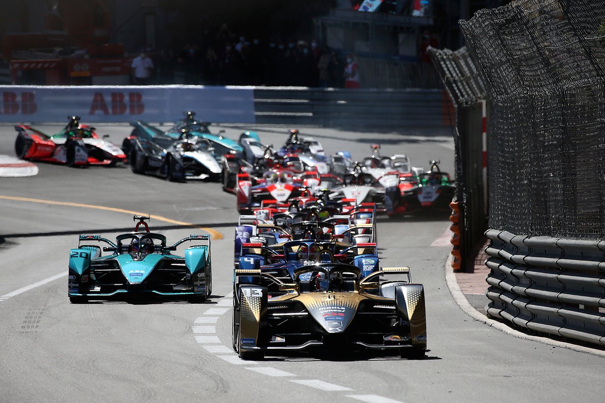 Selepas start Antonio Felix Da Costa, DS Techeetah, DS E-Tense FE20, memimpin balapan