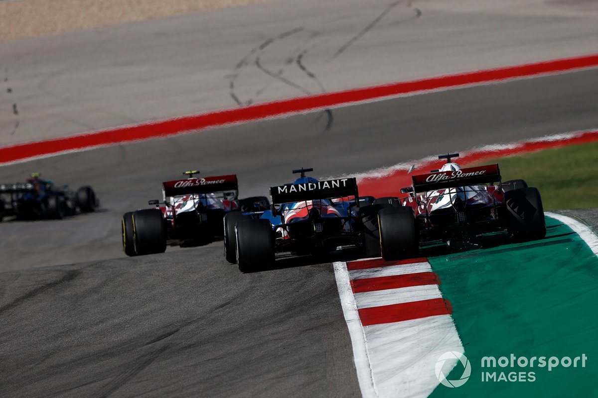 Antonio Giovinazzi, Alfa Romeo Racing C41, Fernando Alonso, Alpine A521, y Kimi Raikkonen, Alfa Romeo Racing C41