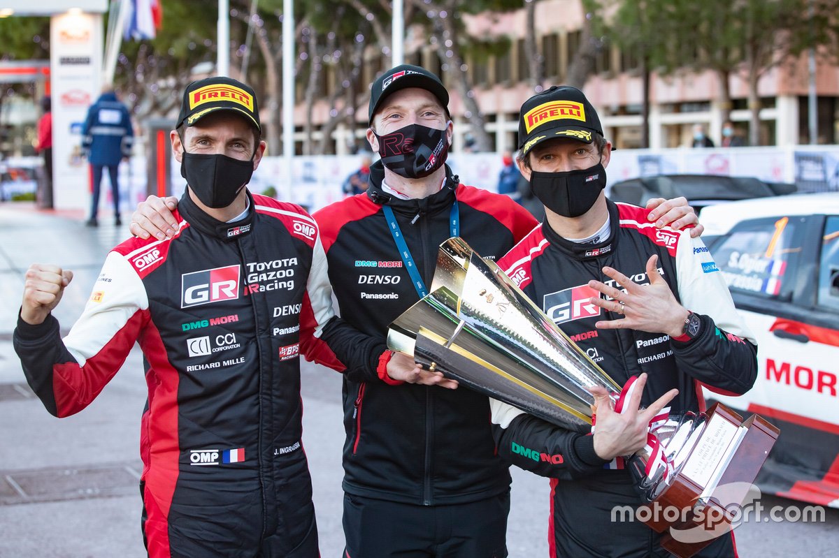 Sebastien Ogier (kanan), Julien Ingrassia, Toyota Gazoo Racing WRT Toyota Yaris WRC bersama Jari-Matti Latvala (tengah), principal Toyota Gazoo Racing.