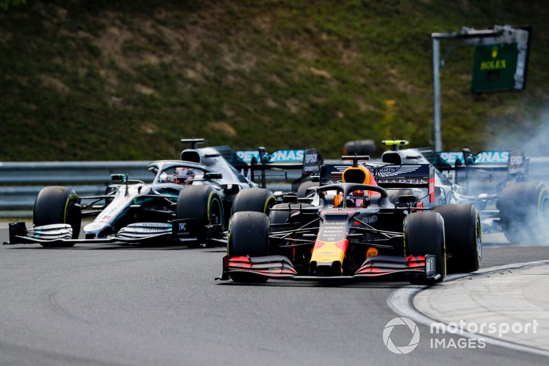 Max Verstappen, Red Bull Racing RB15 devant Valtteri Bottas, Mercedes AMG W10 et Lewis Hamilton, Mercedes AMG F1 W10, au départ de la course
