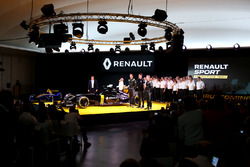Frederic Vasseur, Renault F1 Team Racing Director, Carlos Ghosn, Chairman of Renault, Kevin Magnusse
