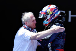 Max Verstappen, Red Bull Racing viert zijn eerste overwinning in parc ferme met Dr Helmut Marko, Red