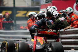 Max Verstappen, Red Bull Racing RB12 schiantato fuori gara