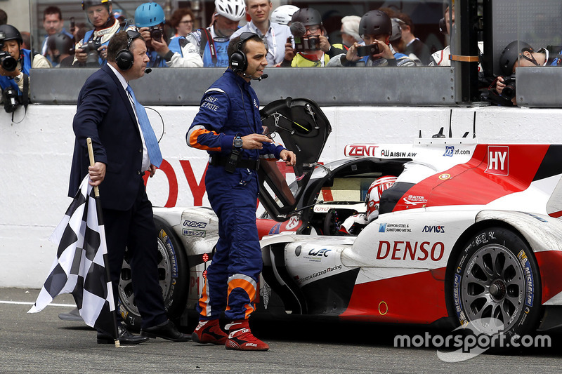 #5 Toyota Racing Toyota TS050 Hybrid: Kazuki Nakajima après le drapeau à damier