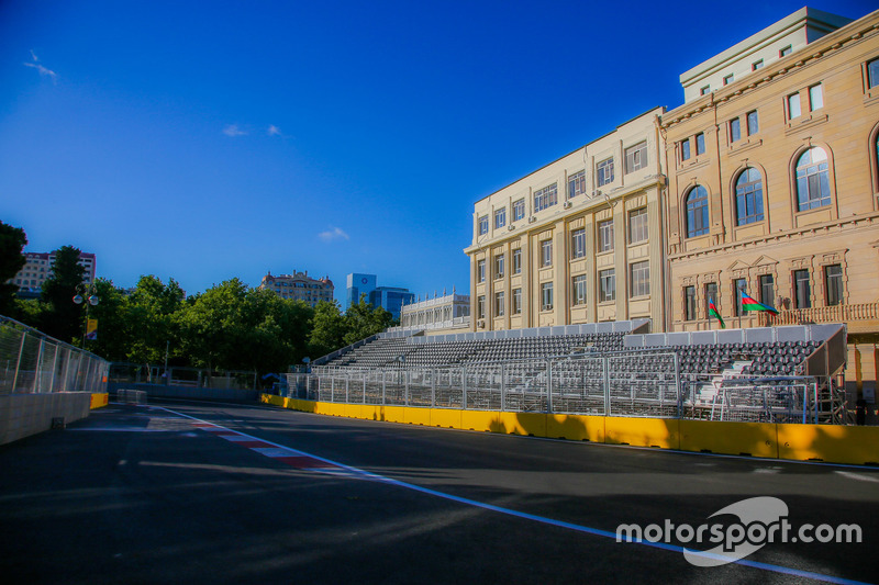 Baku, la curva 11 del circuito cittadino con il castello