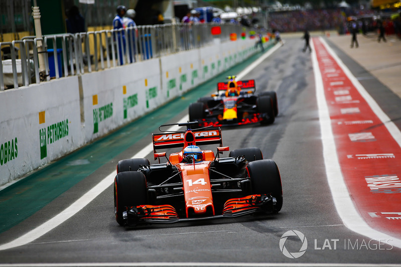 Fernando Alonso, McLaren MCL32, Max Verstappen, Red Bull Racing RB13, fuera de pits