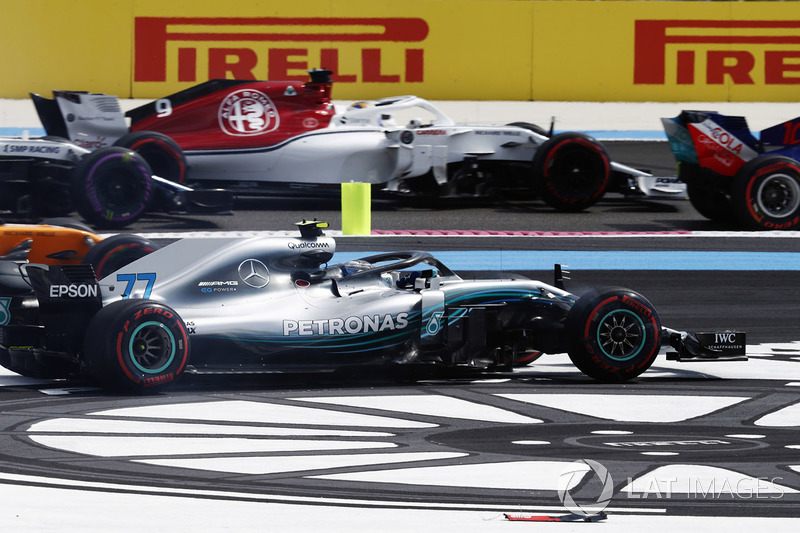 Valtteri Bottas, Mercedes AMG F1 W09, goes off the track on the first lap of the race