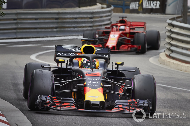 Daniel Ricciardo, Red Bull Racing RB14, leads Sebastian Vettel, Ferrari SF71H
