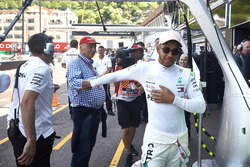 Гонщик Mercedes AMG F1 Льюис Хэмилтон и неисполнительный директор команды Ники Лауда