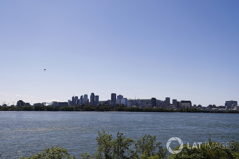 Lo skyline di Montreal in lontananza