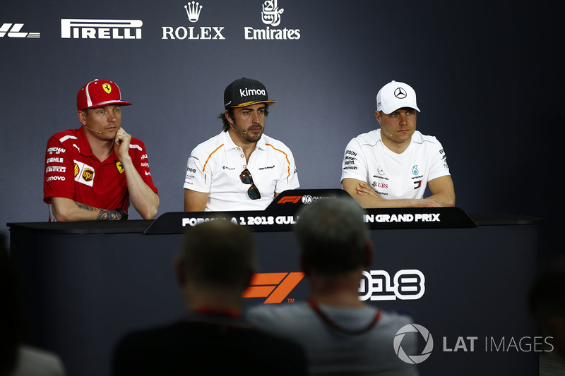 Kimi Raikkonen, Ferrari, Fernando Alonso, McLaren, ve Valtteri Bottas, Mercedes AMG F1