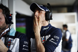 Robert Kubica, Williams Martini Racing, garajda sırlama turlarını izliyor