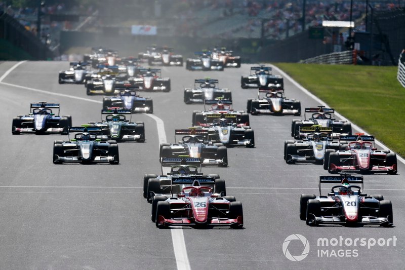 Marcus Armstrong, PREMA Racing leads Leonardo Pulcini, Hitech Grand Prix at the start of the race