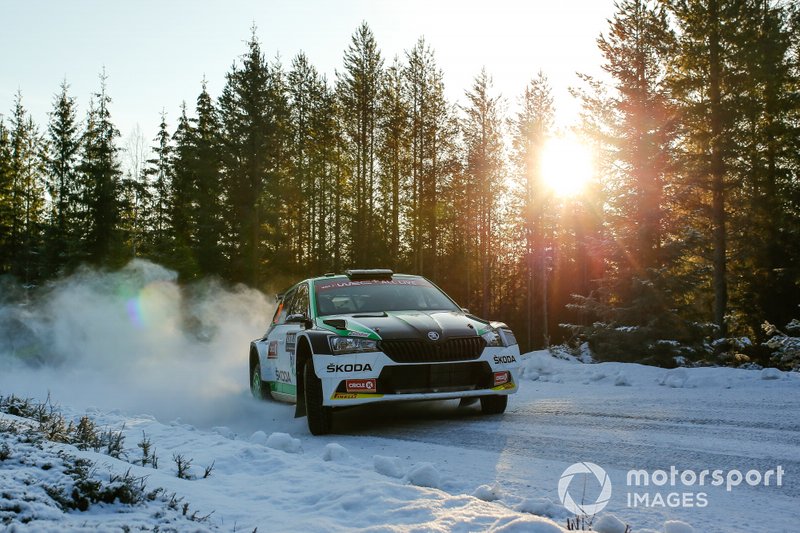 Pereli Oliver Solberg, dan navigatornya, Aaron Johnston, ketika tampil dalam Reli Swedia 2020.
