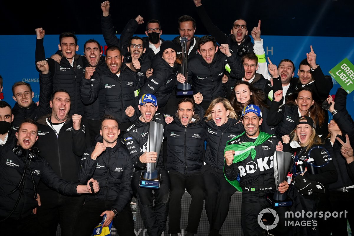 Venturi Racing, i membri del team festeggiano la vittoria a Diriyah