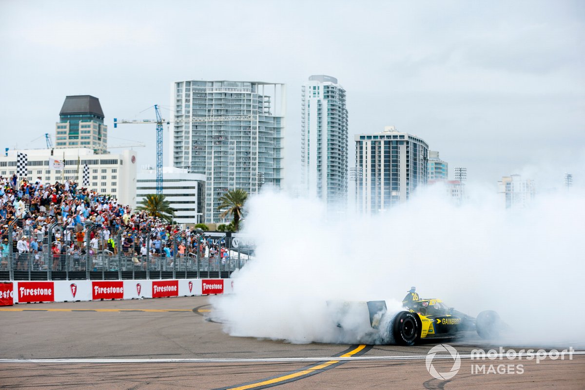Colton Herta merayakan kemenangannya di GP St. Petersburg