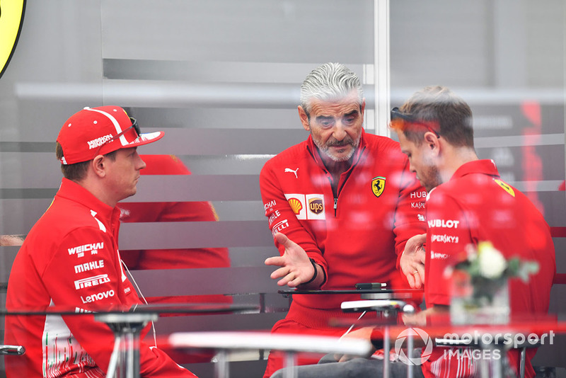 Kimi Raikkonen, Maurizio Arrivabene, Sebastian Vettel, discuten en el hospitality de la Scuderia Ferrari en Suzuka.