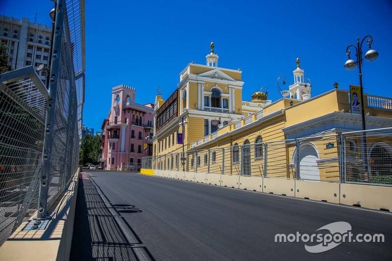 Circuito cittadino di Baku, l'uscita dalla curva 15