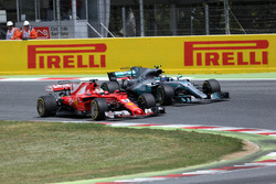 Sebastian Vettel, Ferrari SF70H; Valtteri Bottas, Mercedes AMG F1 W08