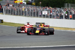 Sebastian Vettel, Ferrari SF70H e Max Verstappen, Red Bull Racing RB13