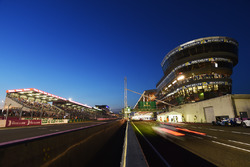 Start/Ziel-Gerade und Boxengasse in Le Mans am Abend