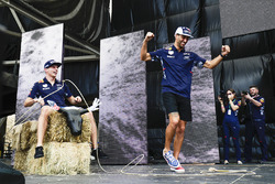 Даніель Ріккардо, Red Bull Racing, та Макс Ферстаппен, Red Bull, на сцені