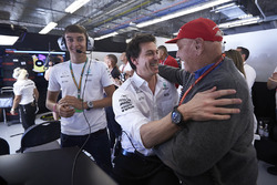 George Russell, Toto Wolff, Executive Director Mercedes AMG F1, Lewis Hamilton, Mercedes AMG F1, app