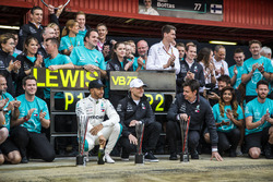 Race winner Lewis Hamilton, Mercedes-AMG F1 and Valtteri Bottas, Mercedes-AMG F1 celebrate with the team