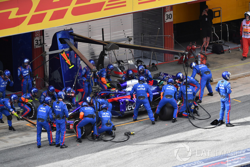 Brendon Hartley, Scuderia Toro Rosso STR13 pit stop