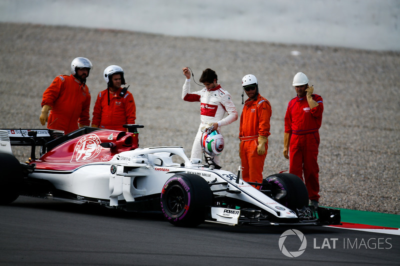 Antonio Giovinazzi, Sauber C37, stops on track