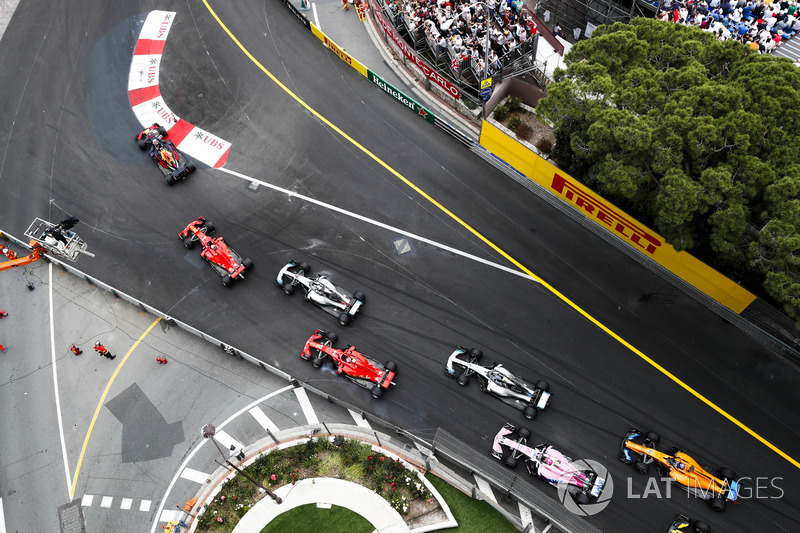 Daniel Ricciardo, Red Bull Racing RB14, leads Sebastian Vettel, Ferrari SF71H, Lewis Hamilton, Mercedes AMG F1 W09, Kimi Raikkonen, Ferrari SF71H, Valtteri Bottas, Mercedes AMG F1 W09, Esteban Ocon, Force India VJM11, and Fernando Alonso, McLaren MCL33, at