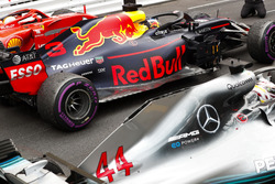 2. Sebastian Vettel, Ferrari SF71H, Yarış galibi Daniel Ricciardo, Red Bull Racing RB14, 3. Lewis Hamilton, Mercedes AMG F1 W09, Parc Ferme