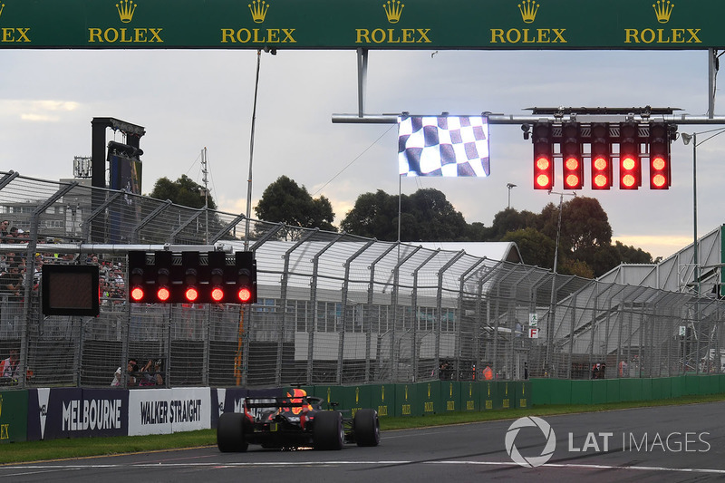 Daniel Ricciardo, Red Bull Racing RB14 ve kırmızı ışık