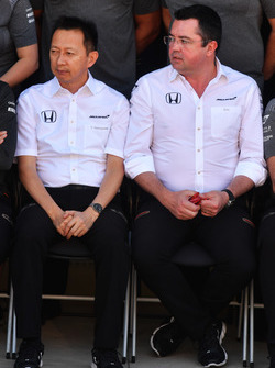 Yusuke Hasegawa, Honda Motorsport ve Eric Boullier, McLaren Yarış Direktörü, , takım fotoğrafında