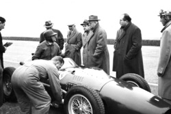 Test Ferrari 246 F1 a Modena con Martino Severi, Enzo Ferrari, Luigi Bazzi e Carlo Chiti