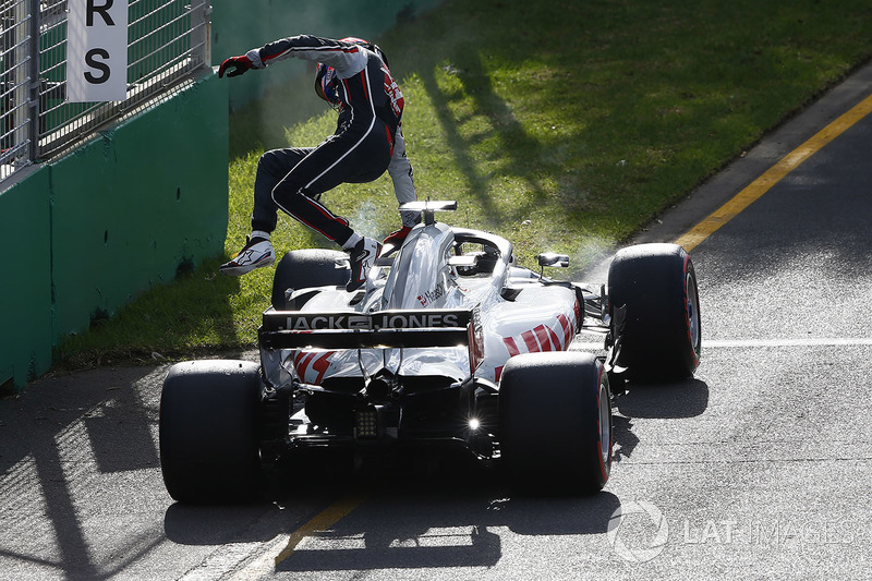 Romain Grosjean, Haas F1 Team VF-18 Ferrari, esce dalla sua monoposto e si ritira dalla gara