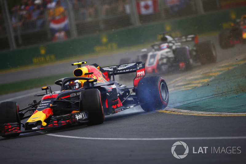 Max Verstappen, Red Bull Racing RB14 Tag Heuer, spin atıyor, Romain Grosjean, Haas F1 Team VF-18 Ferrari