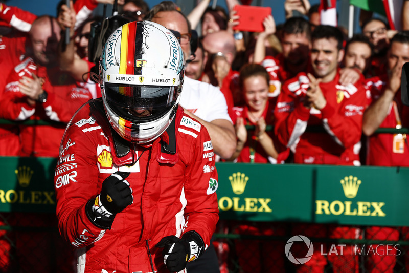 Sebastian Vettel, Ferrari, 1° classificato. festeggia la vittoria all'arrivo nel parco chiuso