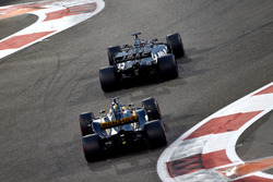 Romain Grosjean, Haas F1 Team VF-17 ve Nico Hulkenberg, Renault Sport F1 Team RS17