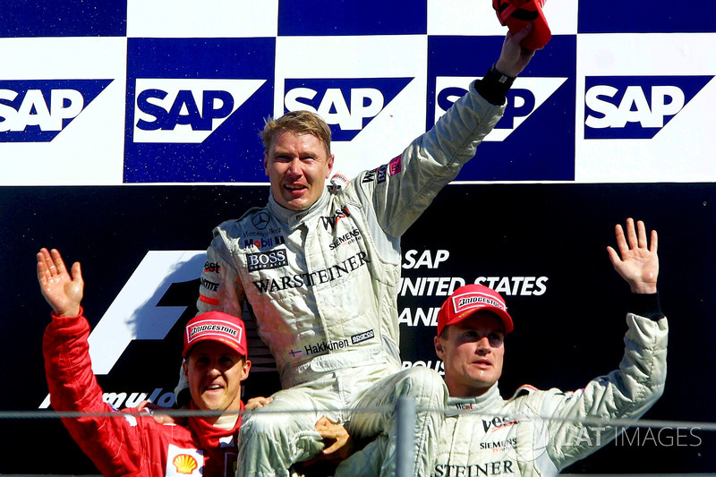 Podyum: 2. Michael Schumacher, Ferrari, yarış galibi Mika Hakkinen, McLaren, 3. David Coulthard, McLaren